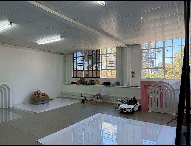 124M² BUILDING TO LET IN WOODSTOCK
